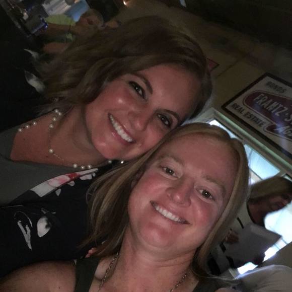 Meet your Posher, Nicole - Picture 1 of 1